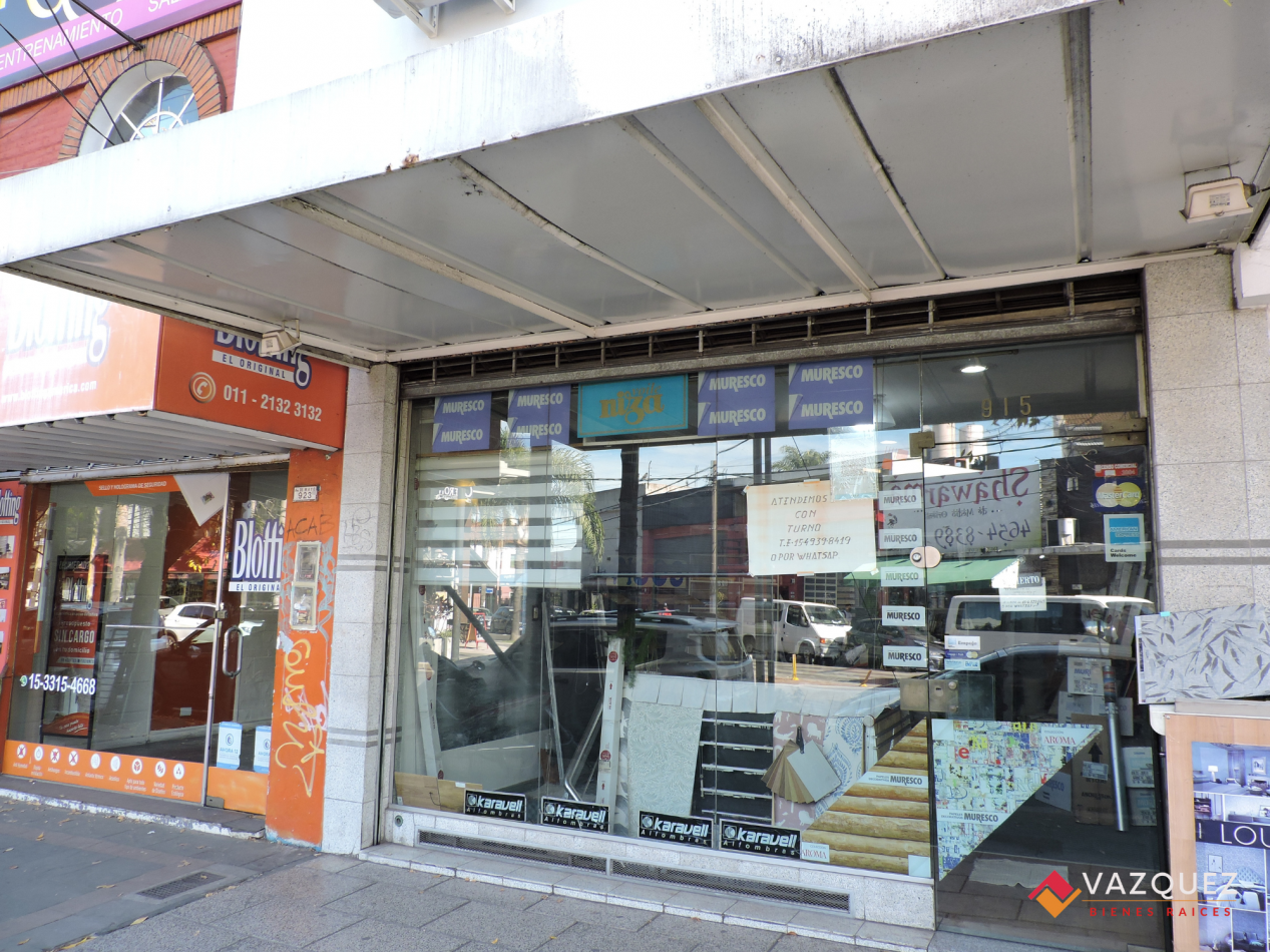 Excelente Local sobre Av de Mayo