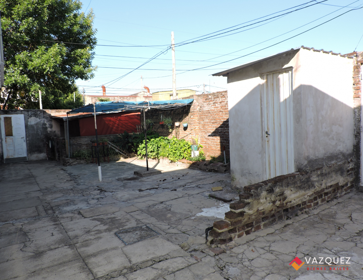 Lote con Casa a Reciclar
