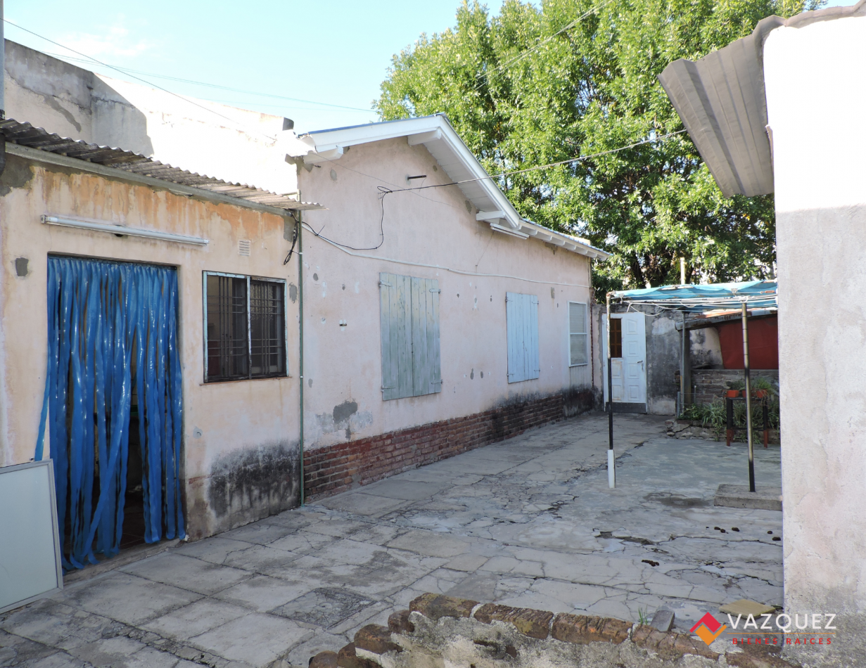 Lote con Casa a Reciclar