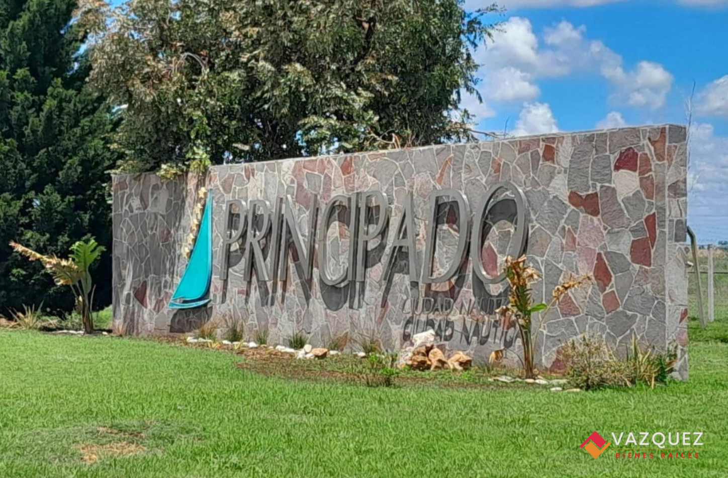 Lote con costa al canal en Principado San Vicente 