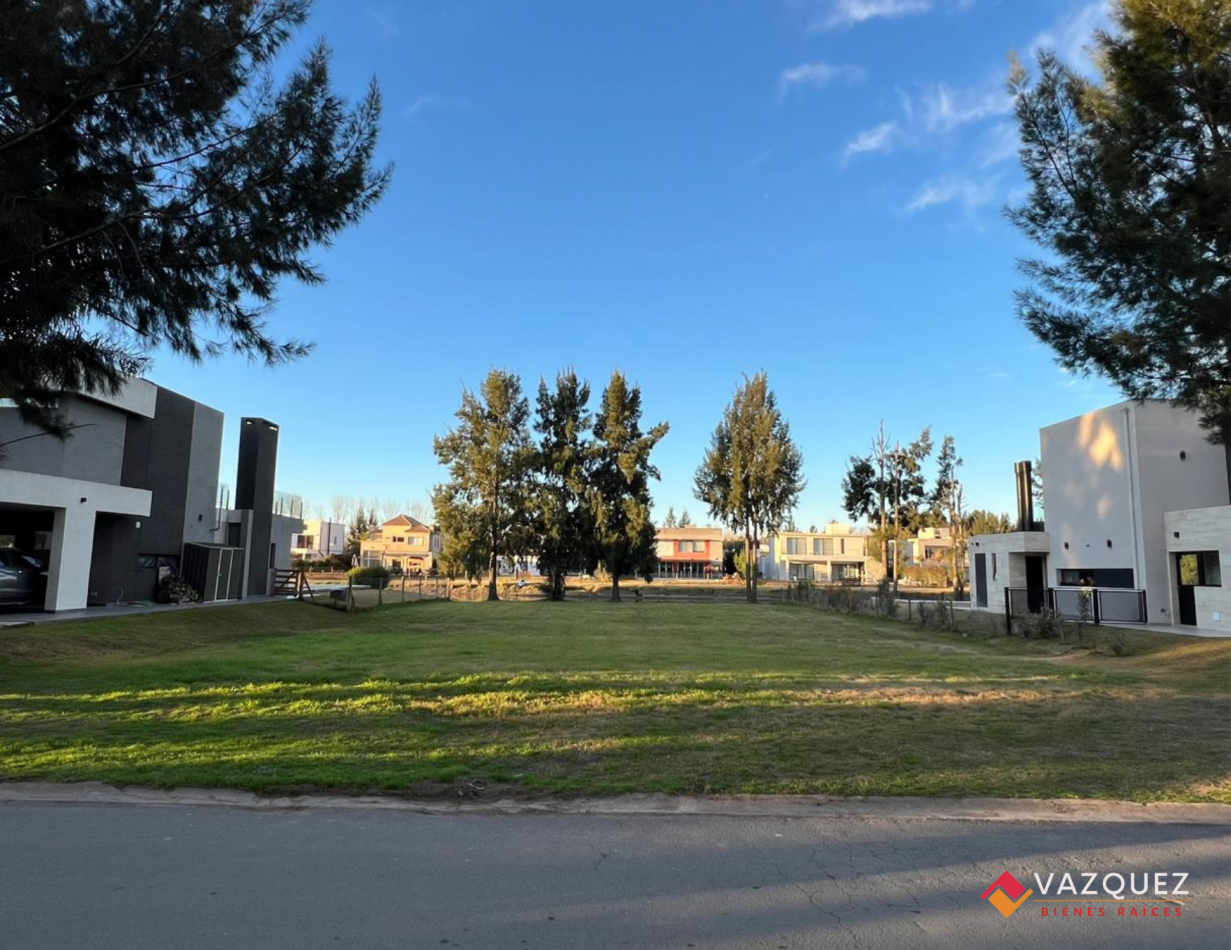 Lote con costa al canal en Principado San Vicente 
