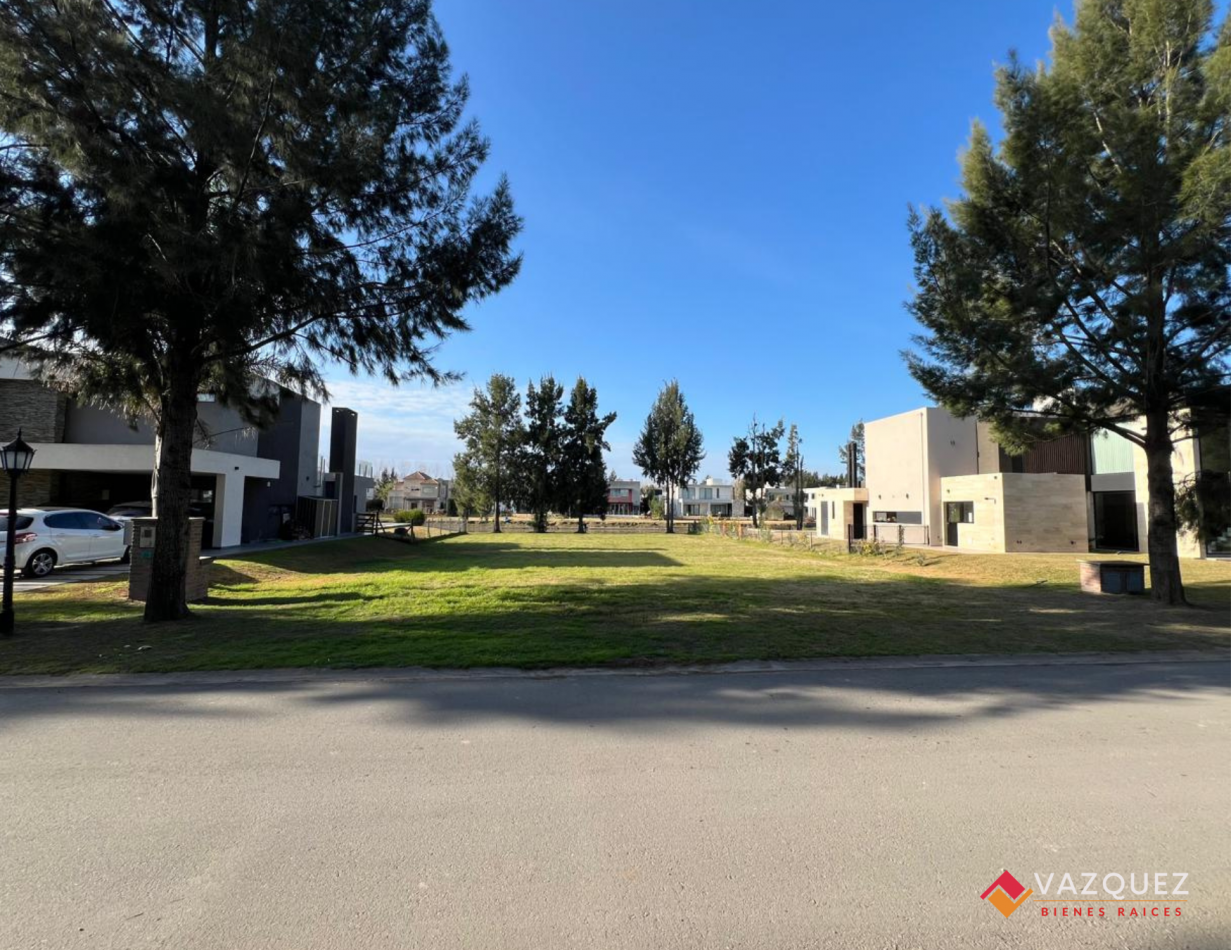 Lote con costa al canal en Principado San Vicente 