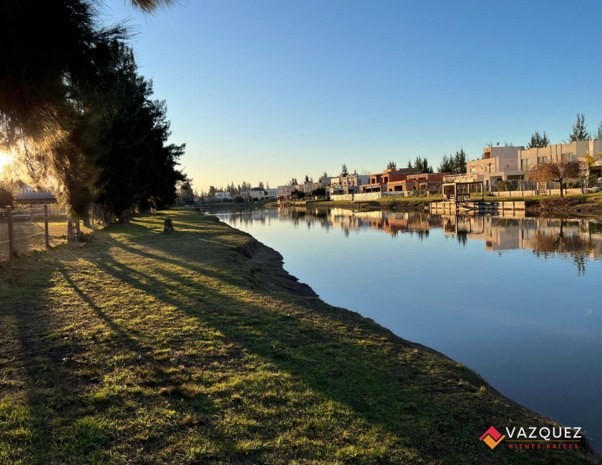 Lote con costa al canal en Principado San Vicente 
