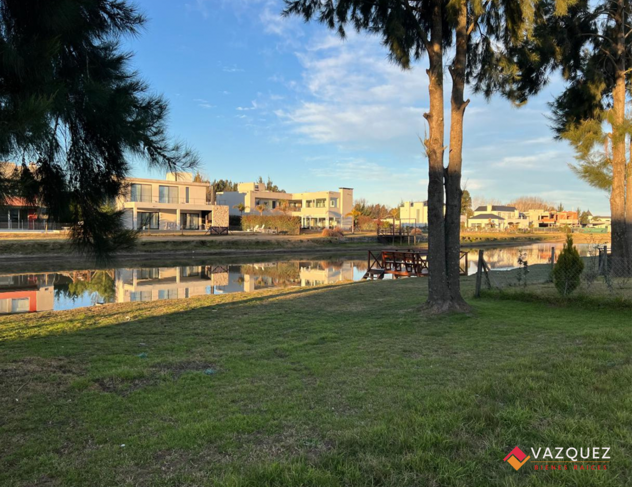 Lote con costa al canal en Principado San Vicente 