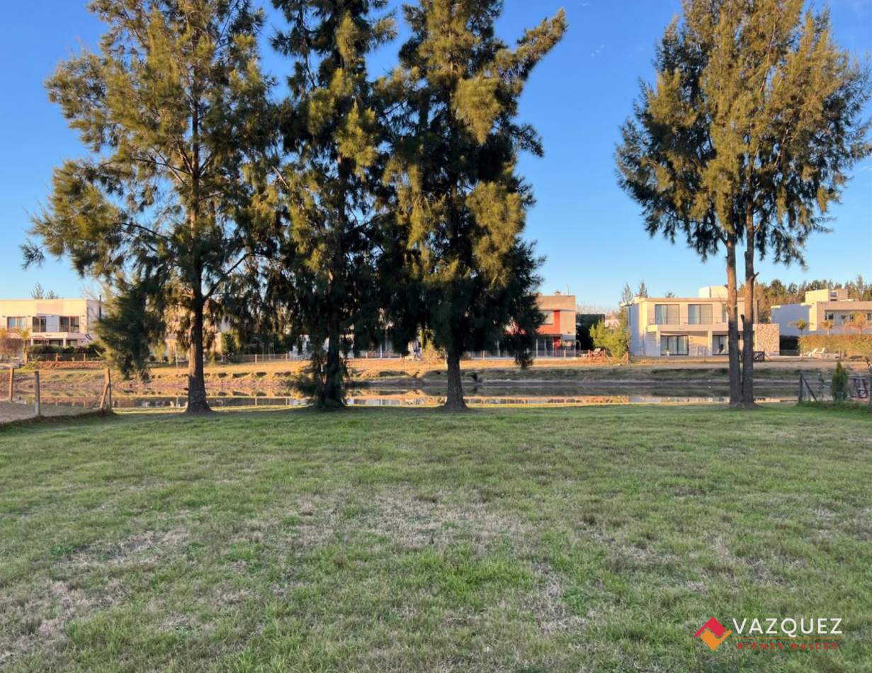 Lote con costa al canal en Principado San Vicente 