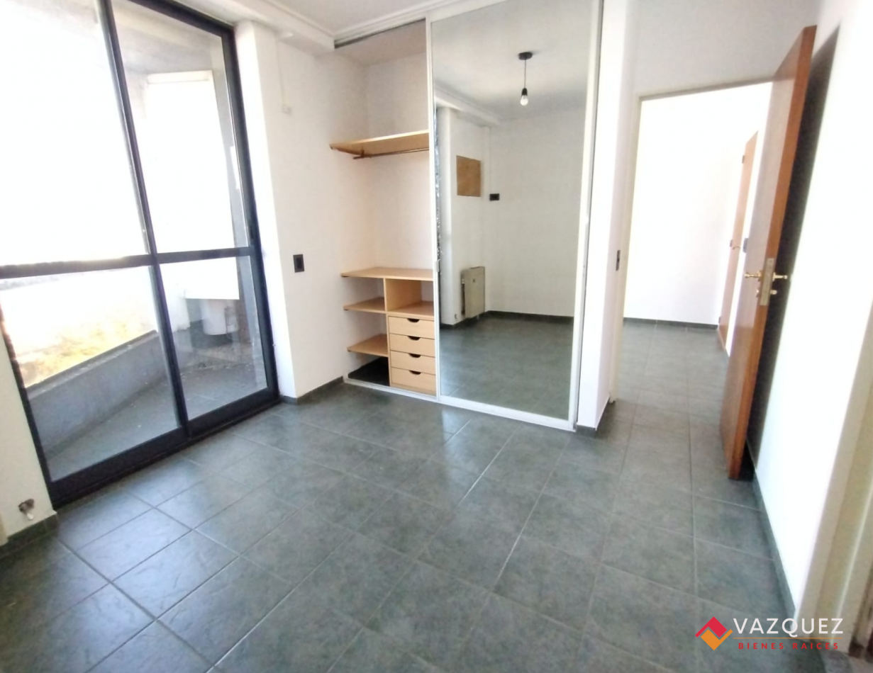 Torres Gemelas Oficina amplia Recepcion y Privado