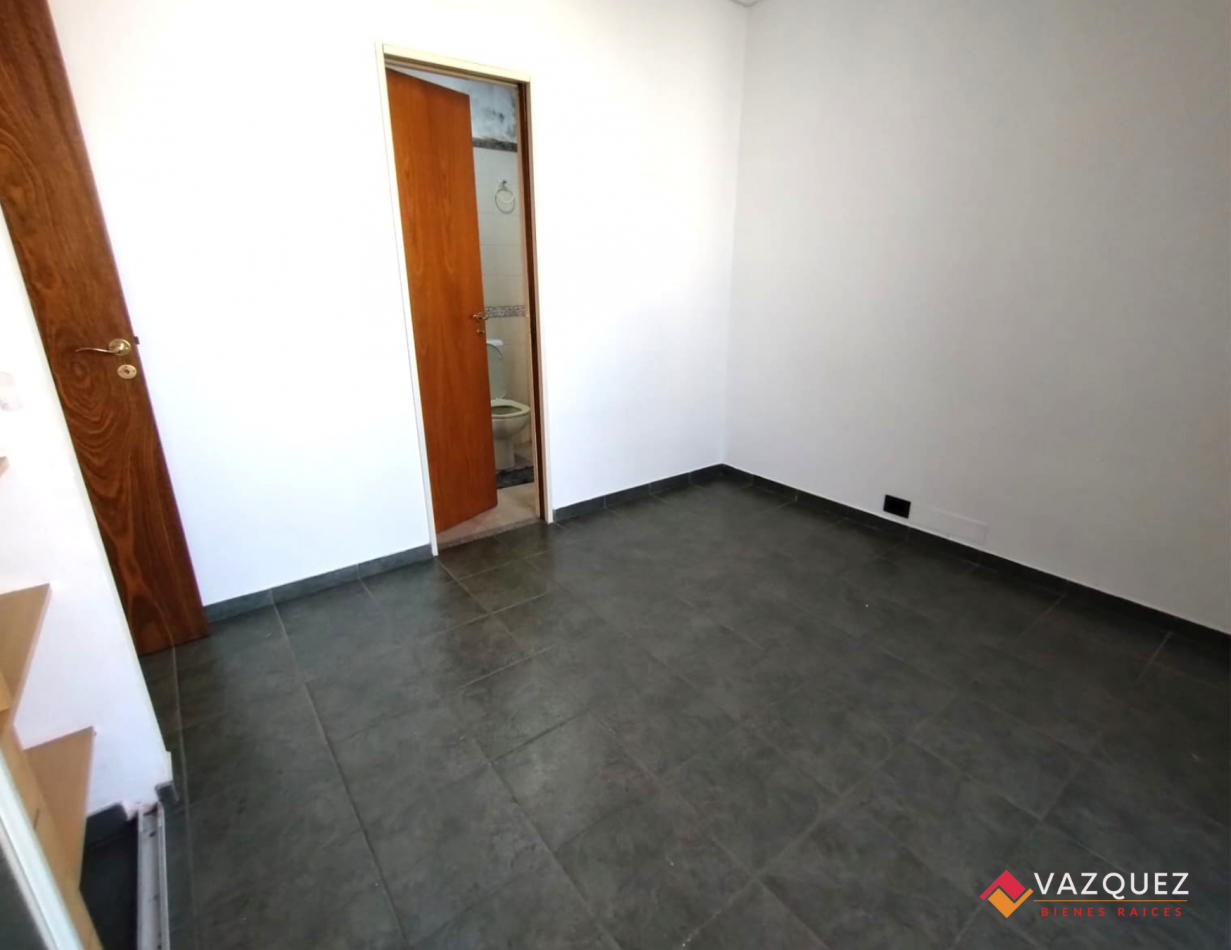 Torres Gemelas Oficina amplia Recepcion y Privado